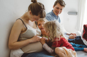 Babybauch Shooting mit Geschwisterkindern Fotografin Freiburg