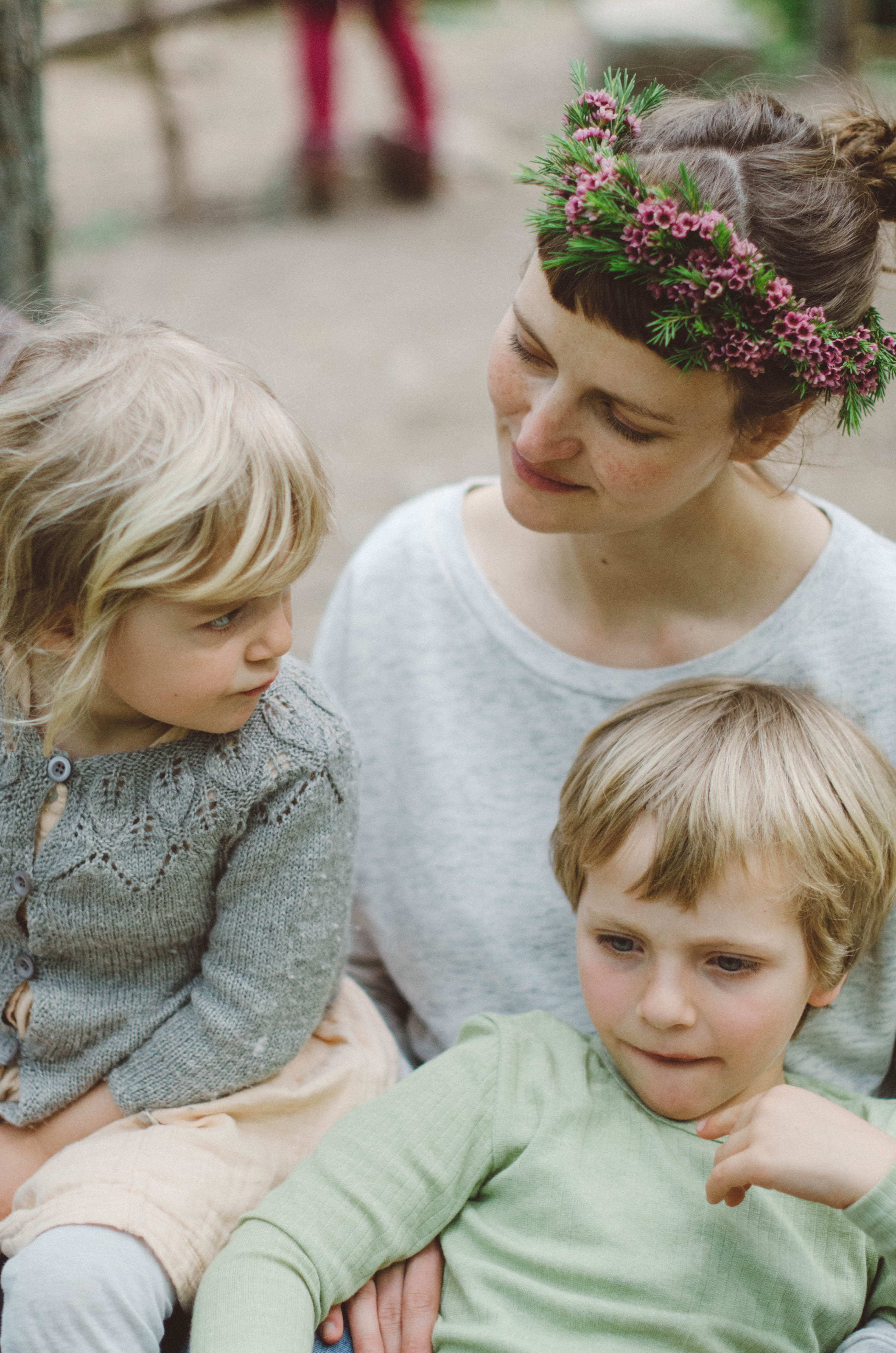 Mutter mit Blumenkranz und zwei Kindern auf dem Schoß, Fotograf in Basel