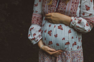 Babybauch in geblümtem Kleid Freiburg