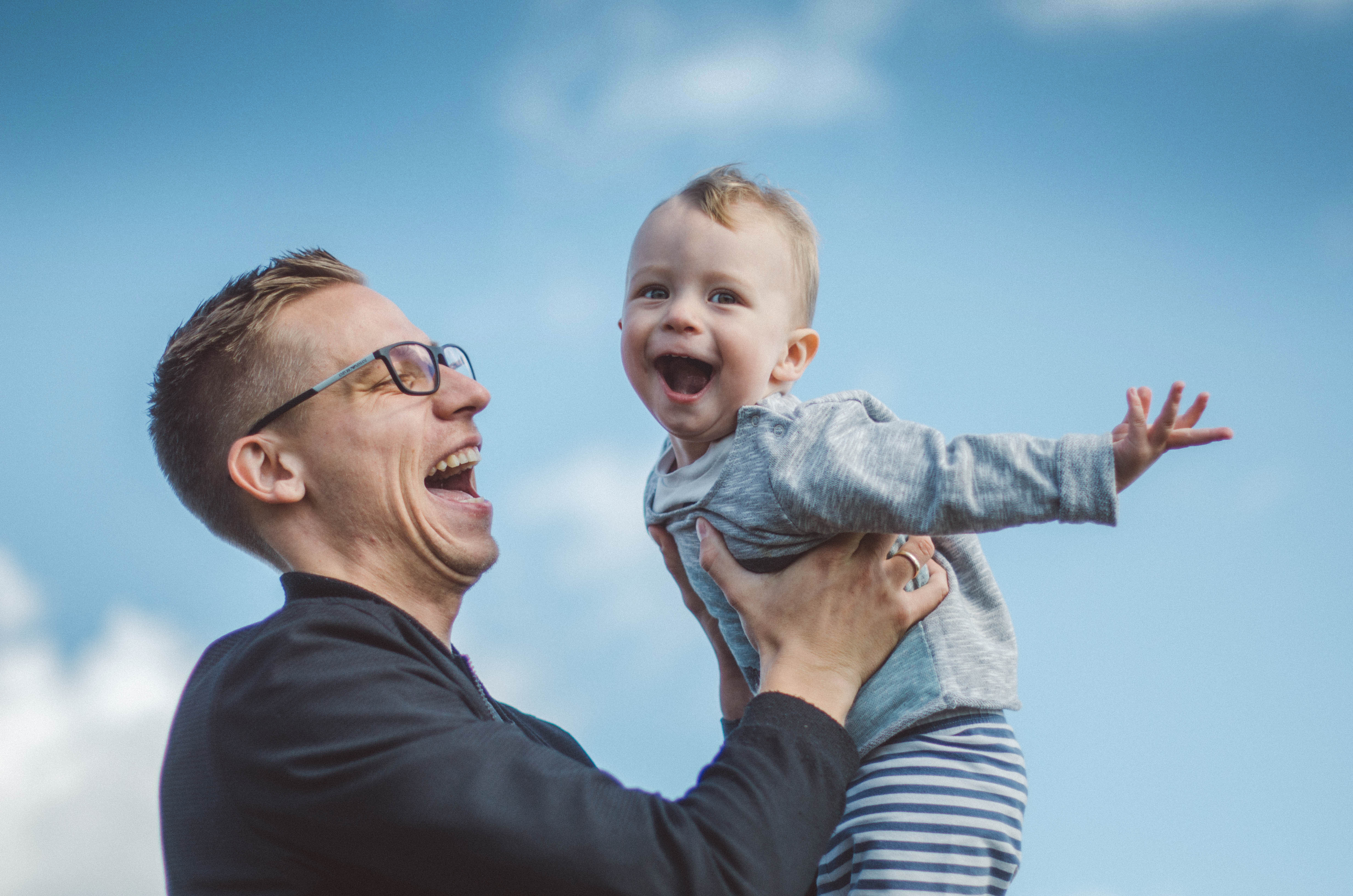 Dokumentarische-Familienfotos-im-Freien-Vaterliebe