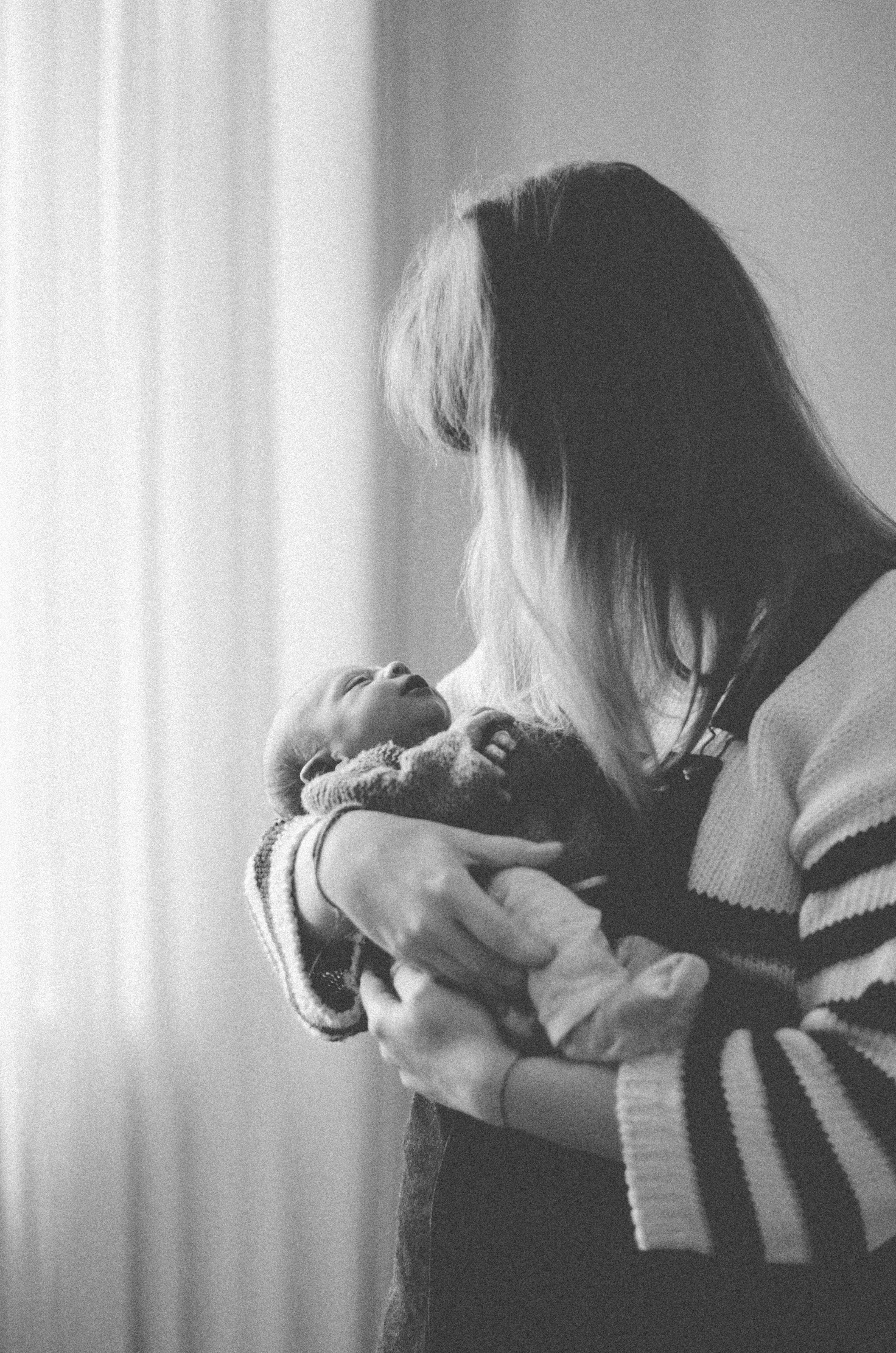 Mutter mit Neugeborenem, babyfotograf basel