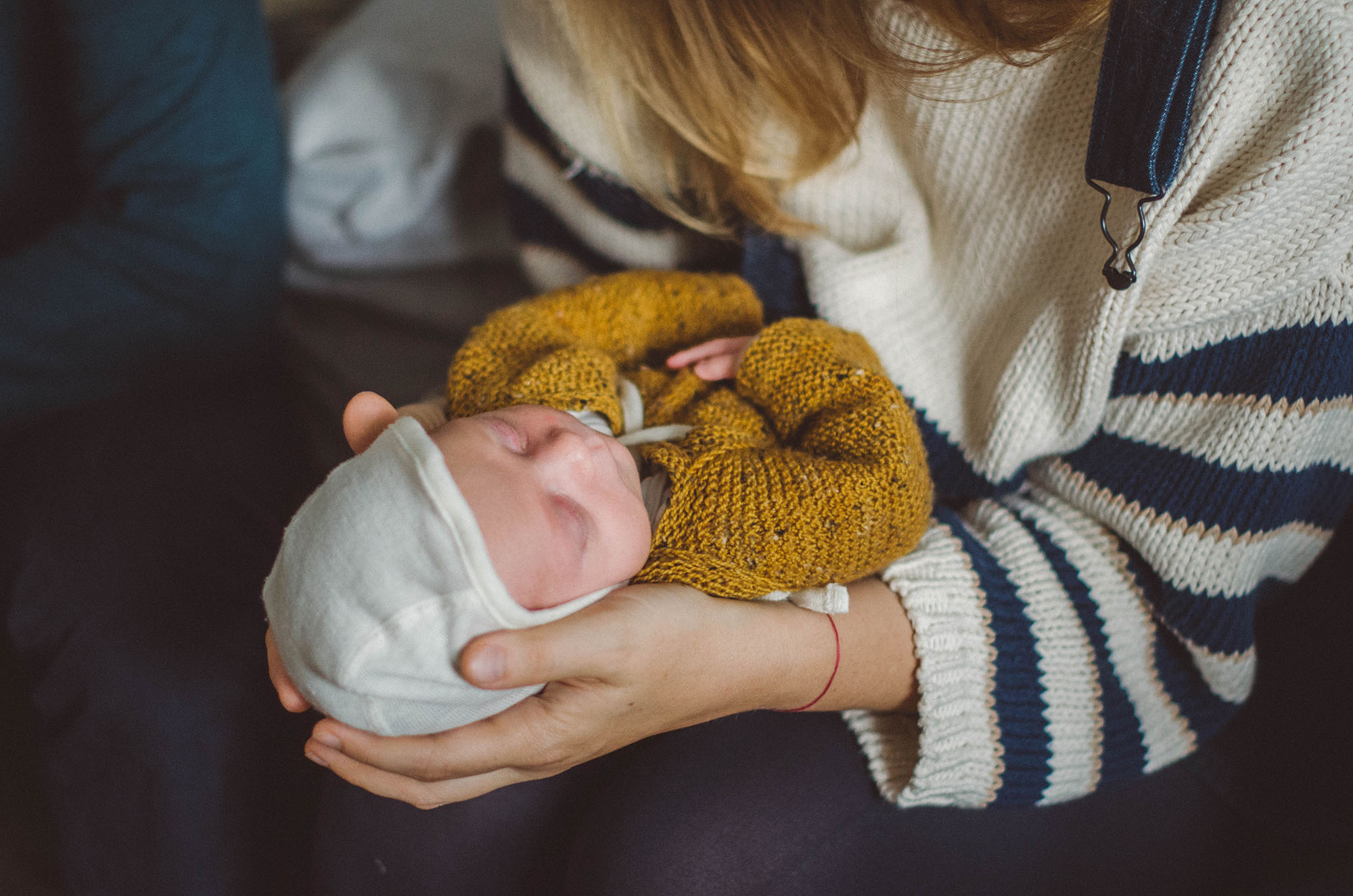 Neugeborenes im Arm der Mutter, babyfotograf basel