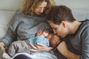 Neugeborenes wird im wochenbett gestillt bei Neugeborenen Fotoshooting Freiburg