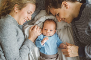Neugeborenes mit Vater und Mutter im Wochenbett bei Neugeborenen Fotoshooting Freiburg