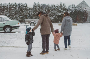 Familie im Schneegestöber bei Familienfotoshooting Freiburg