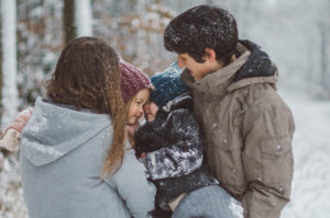 Familie im Schnee bei Familienshooting Freiburg
