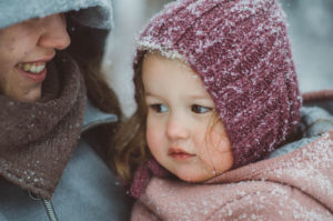 Mädchen im Schnee bei Familienshooting Freiburg