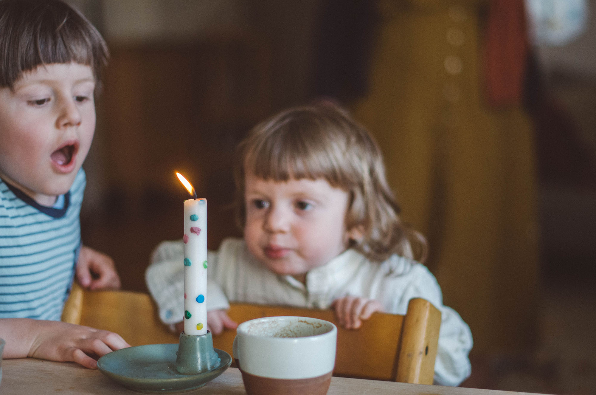 fotoshooting familie, Kinder pusten Kerze aus
