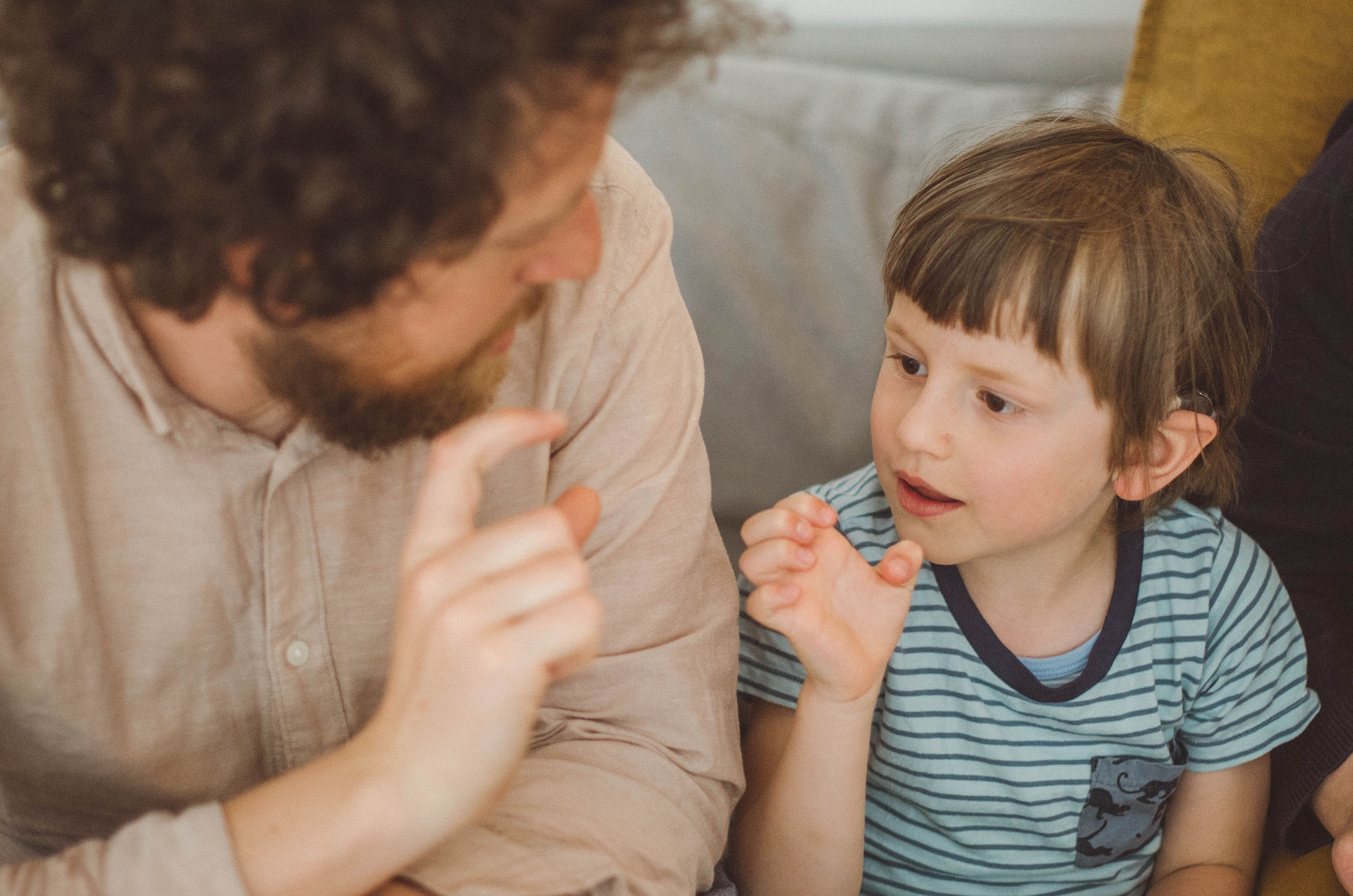 Ein Vater spricht mit Sohn gehörlosen Sprache, fotoshooting familie Freiburg
