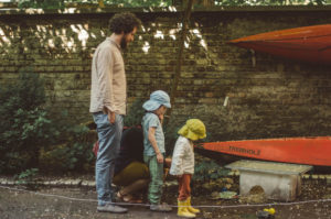 Familie mit zwei Kindern beobachtet Schildkröte bei Familienfotoshooting Freiburg