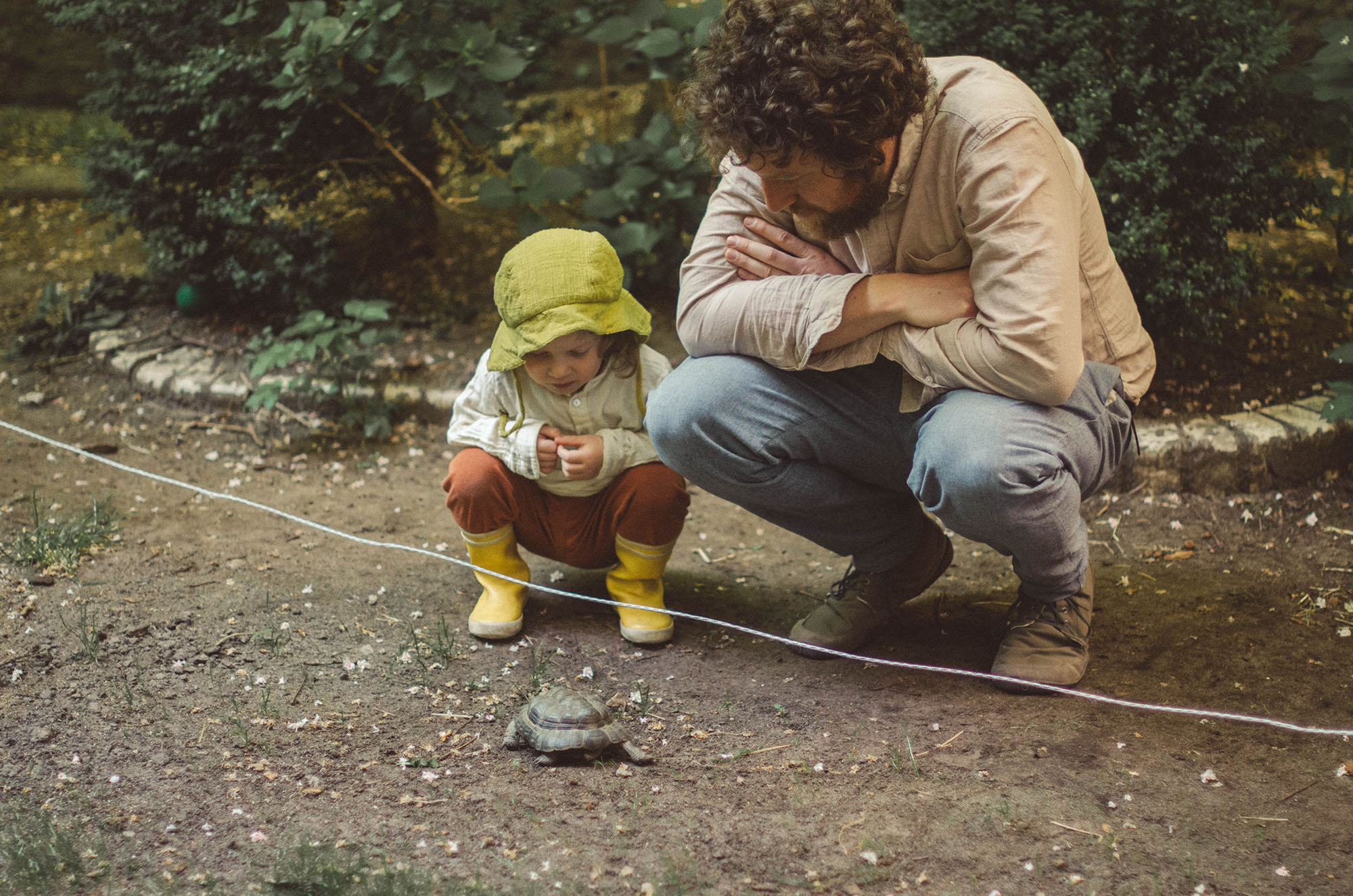Vater und Kind beobachten Schildkröte, fotoshooting familie Freiburg