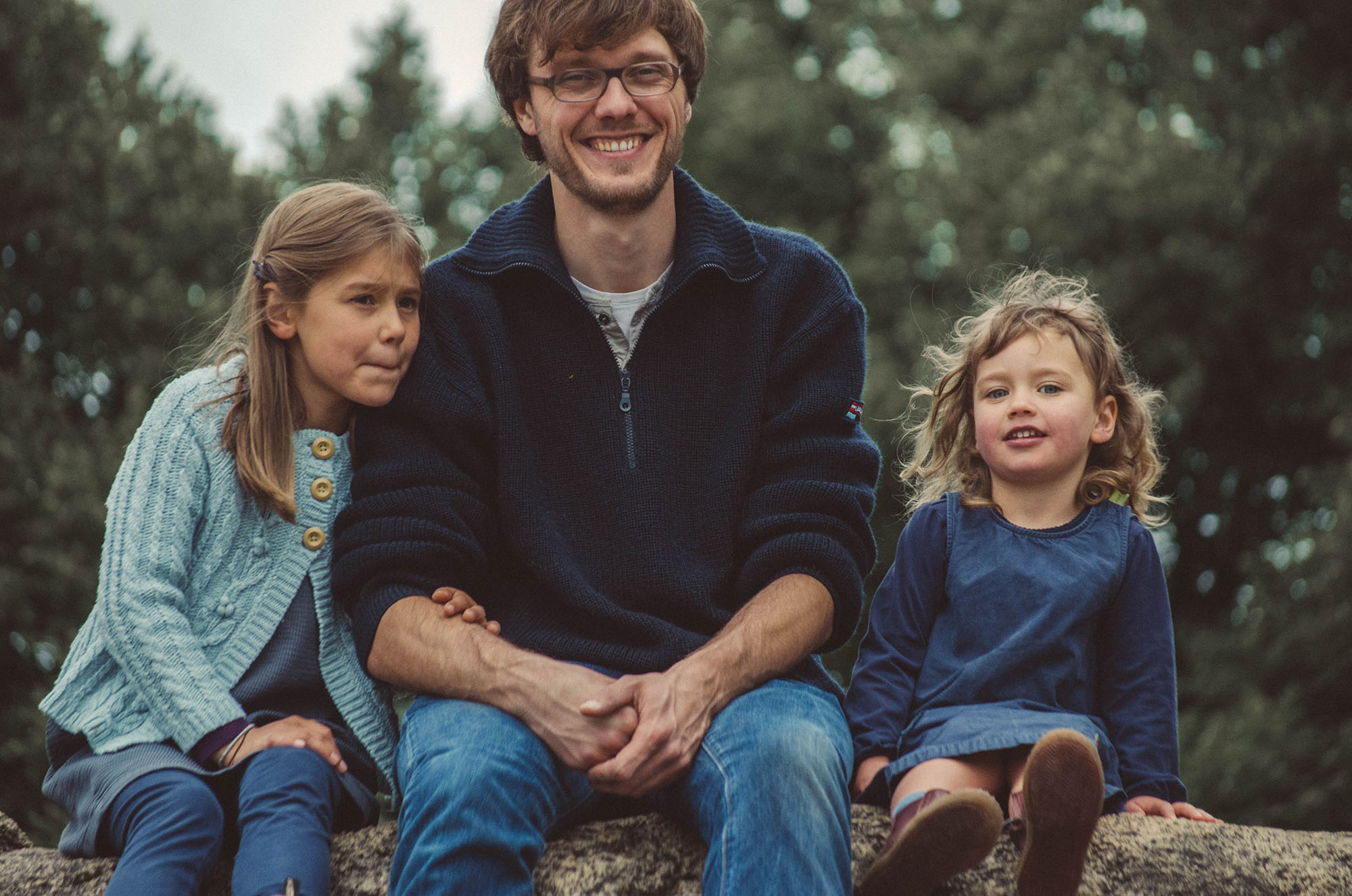 Familien fotograf in basel, Vater mit Töchtern natürliches Familienfoto