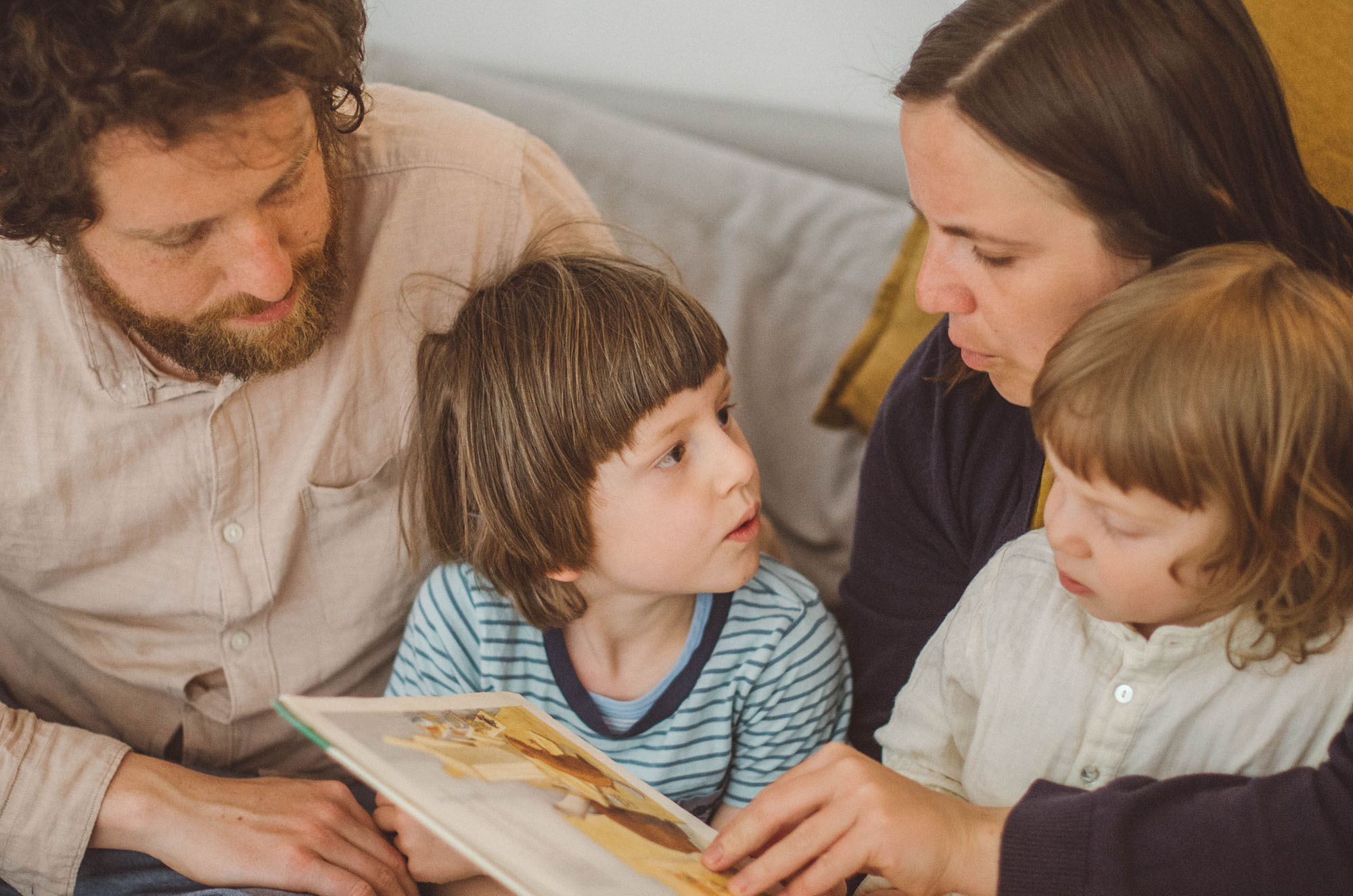Eltern lesen den Kindern vor, fotoshooting familie Freiburg