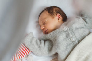 Neugeborenes schläft in Wiege bei Neugeboren Fotoshooting Basel
