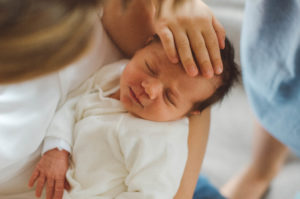 Neugeborenes mit Geschwisterkindern entstanden bei einem Neugeborenenfotoshooting