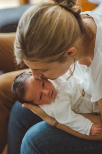 Mutter küsst ihr Baby bei Neugeboren Fotoshooting Basel