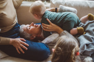 Eine Mutter mit ihrer Mutter und den Kindern auf dem Sofa entstanden bei einem Familienfotoshooting Freiburg