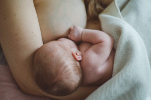 Baby wird gestillt bei Neugeborenen Fotoshooting in Freiburg
