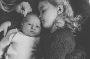 Große Schwester mit Neugeborenem Baby entstanden bei Wochenbettdokumentation in Freiburg