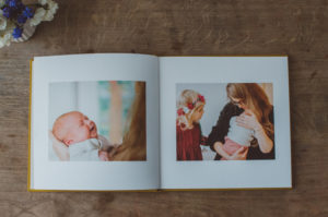 Eine Doppelseite aus einem Fotobuch mit den Bildern eines Neugeborenenfotoshootings