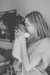 Mutter küsst ihren Säugling bei Baby Fotoshooting in Staufen