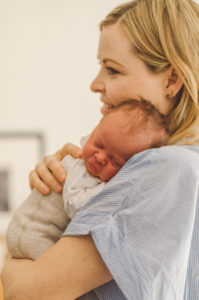 Mutter mit Säugling auf dem Arm bei Baby Fotoshooting Staufen