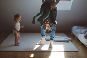 Kinder toben mit ihrem Papa enstanden bei einem Familienfotoshooting Freiburg