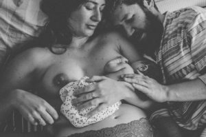 Familienfoto mit Neugeborenen im Wochenbett entstanden bei einem Fotoshooting bei Freiburg