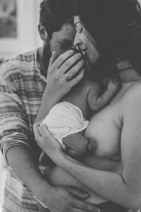 Familienfoto mit Neugeborenen im Wochenbett entstanden bei einem Fotoshooting in Freiburg