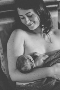 Mutter mit ihrem Neugeborenen Baby entstanden bei Neugeborenenfotoshooting Freiburg