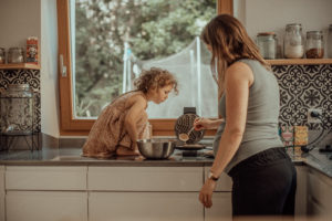 Mutter und Tochter backen Waffeln Foto enstanden bei Familienfotoshooting Zuhause in Basel