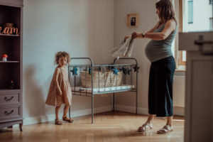 Schwangere Mutter und Tochter im Kinderzimmer Schwangerschaftsfoto entstanden bei Familienfotoshooting in Basel