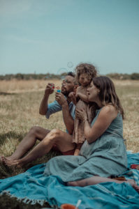 Familie beim Seifenblasen pusten Foto entstanden bei Familienfotoshooting im Park Basel