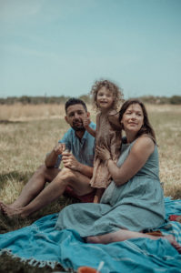 Natürliches Familienfoto auf Picknickdecke entstanden bei Fotoshooting Basel