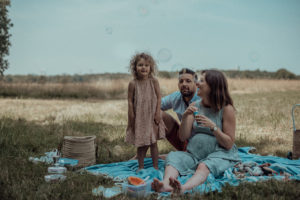 Fröhliche Familie beim Seifenblasen Familienfoto entstanden bei Familienfotoshooting Basel