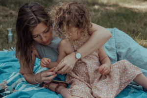 Mutter und Tochter auf Picknickdecke Foto entstanden bei Familienfotoshooting mit Babybauch in Basel