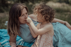 Mutter und Tochter im Park entstanden bei Familienfotoshooting in Basel