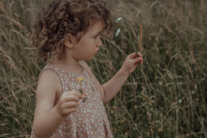 Mädchen in Blumenwiese entstanden bei Fotoshooting Basel