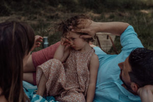 Familienfoto entstanden bei Familienfotoshooting mit Picknick im Park