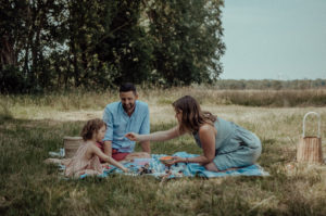 Familie auf Picknickdecke entstanden bei Fotoshooting in Basel