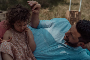 Vater mit Tochter auf Picknickdecke entstanden bei Familienfotoshooting im Park Basel