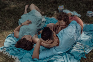 Familienfotografie von Familie auf Picknickdecke in Basel