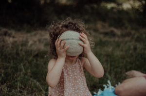 Kind isst Melone Foto entstanden bei einem Familien Fotoshooting in Basel