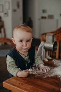 Natürliches Babyfoto mit Mehlschnute bei dokumentarischem Familienfotoshooting in Freiburg