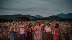 Frauen mit Blumenkränzen bei Sonnenuntergang im Markgräflerland Müllheim bei einem fotoshooting