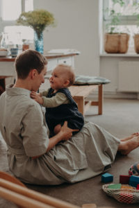 Eine Mutter spielt mit ihrem Baby Babyfoto entstanden bei Babyfotoshooting in Freiburg