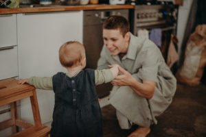 Ein Baby macht seine ersten Schritte zur Mutter entstanden bei Babyfotoshooting in Freiburg