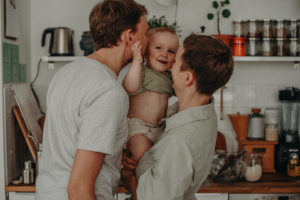 Authentisches Familienfoto mit Baby entstanden bei Babyfotoshooting in Freiburg