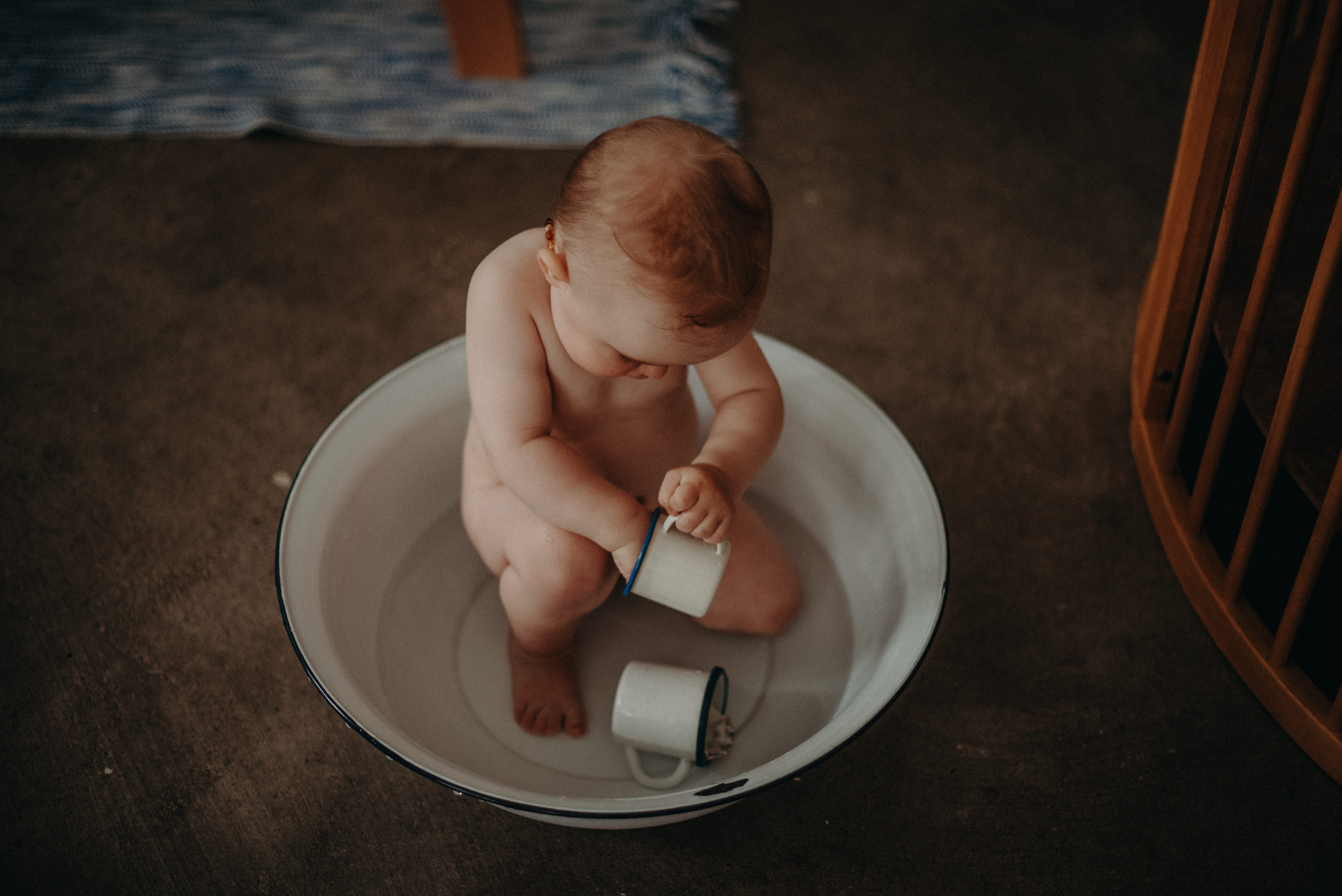 Kleinkind badet Zuhause in Schüssel, babyfotograf basel
