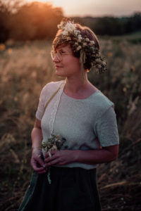 Frau mit Blumenkranz im Sonnenuntergang bei einem Blumenkranzworkshop in Müllheim Baden